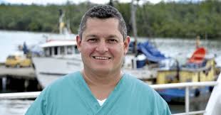 Diego Posso, el paramédico que lleva salud al Pacífico Colombiano ...