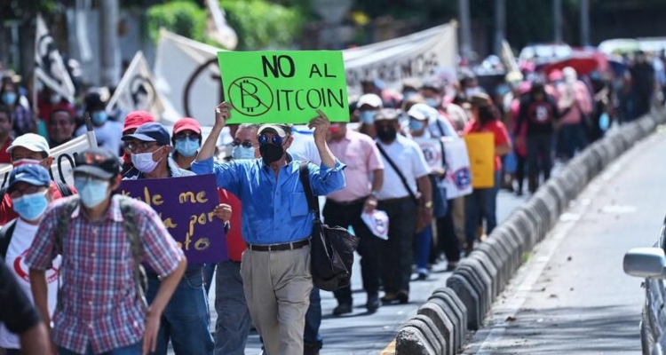 Bukele enfrenta su primera protesta masiva contra su autoritarismo