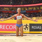 Yulimar Rojas posa junto a su nuevo récord mundial de 15,74, en triple salto.