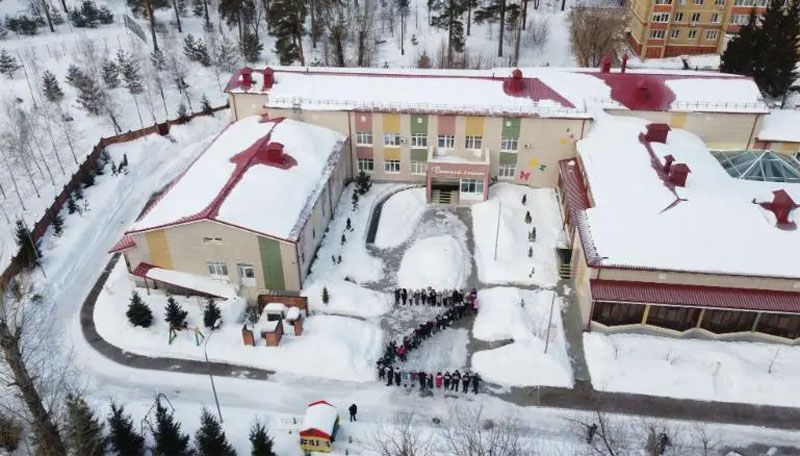 Niños con enfermedades terminales y el personal de un hospicio ruso se alinearon para formar una "Z".