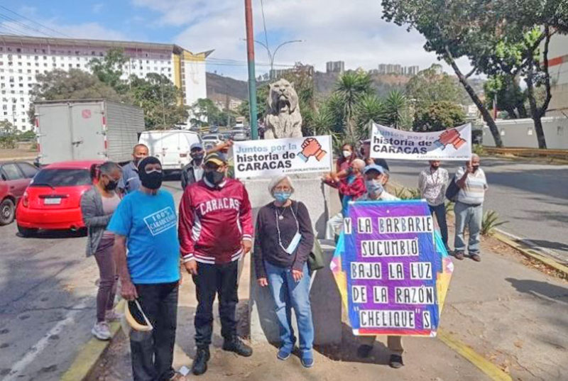 Vecinos rechazan la eliminación de símbolos históricos de Caracas, desde el tradicional Puente de los Leones.