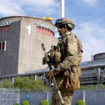 Tropas rusas almacenan armas en la central nuclear, y disparan hacia objetivos civiles desde allí.