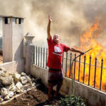 En el sur de Europa, un hombre implora, ante la ola de calor extremo.