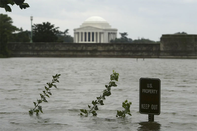 El Tidal Basin desbordado, cubre una pasarela frente al Jefferson Memorial en Washington, el viernes 19 de septiembre de 2003, después del huracán Isabel. Foto cortesía Evan Vucci / AP.