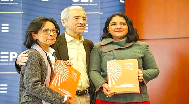 Comisión de la Verdad de Colombia entrega informe final al Sistema Integral para la Paz.