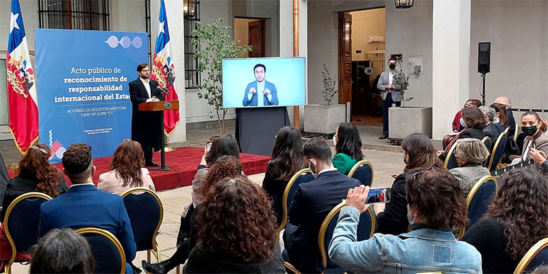El presidente Gabriel Boric en el acto de reconocimiento público de responsabilidad del Estado chileno en el caso de Francisca.