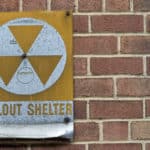 En Washington, en muchas esquinas, hay placas como esta, indicando el lugar de un refugio nuclear.