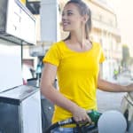 Los precios de la gasolina siguen bajando. Pero igual hay que ahorrar combustible.