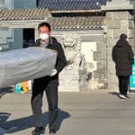 Un empleado funerario dijo que no hay más espacio de almacenamiento refrigerado para cadáveres.