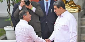 Gustavo Petro, en el momento de llegar al Palacio de Miraflores, donde es recibido por el propio Nicolás Maduro.