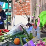 En el sitio del tiroteo, en Monterey Park, algunos familiares colocaron ofrendas en honor a los fallecidos.