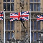 El Palacio de Westminster tiene goteras, el agua ha dañado la estructura, el tejado, las paredes y la mampostería, que se está desmoronando.