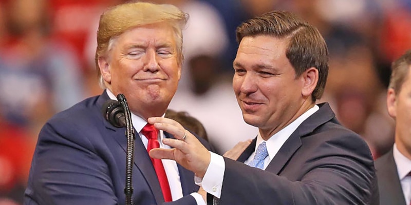 Donald Trump y Ron DeSantis se atacan mutuamente por las redes sociales.