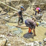 La extracción ilegal de oro es un grave problema medioambiental, por la contaminación con mercurio y químicos tóxicos, que contamina ríos y arroyos.