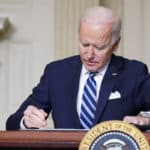 Con la firma del presidente Biden, se garantiza que el gobierno podrá seguir pidiendo prestado, para pagar sus facturas y evitar el impago.