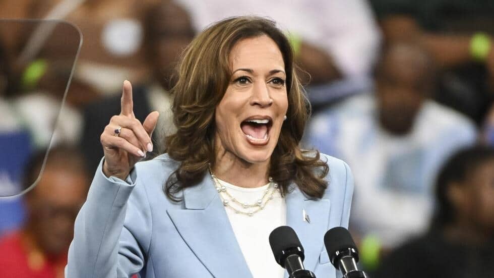 Fotografía del 30 de julio de 2024 de la vicepresidenta de Estados Unidos, Kamala Harris, hablando durante un acto de campaña en Georgia, Atlanta (EE. UU).