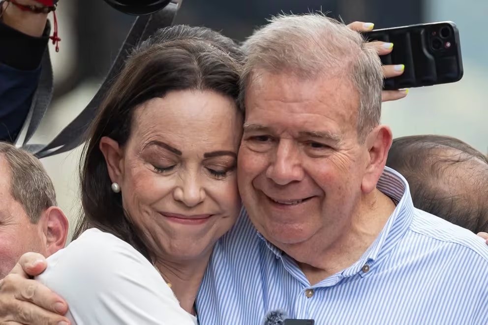 La líder opositora venezolana María Corina Machado (i) abraza al candidato a la presidencia de Venezuela Edmundo González Urrutia en una manifestación de apoyo este martes, en Caracas (Venezuela).