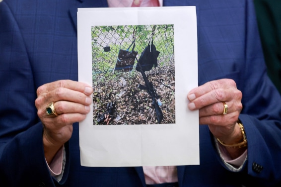 El sheriff del condado de Palm Beach, Ric Bradshaw, sostiene una fotografía del rifle y otros artículos encontrados cerca de donde se descubrió a un sospechoso de atentar contra Trump, este domingo Getty Images via AFP