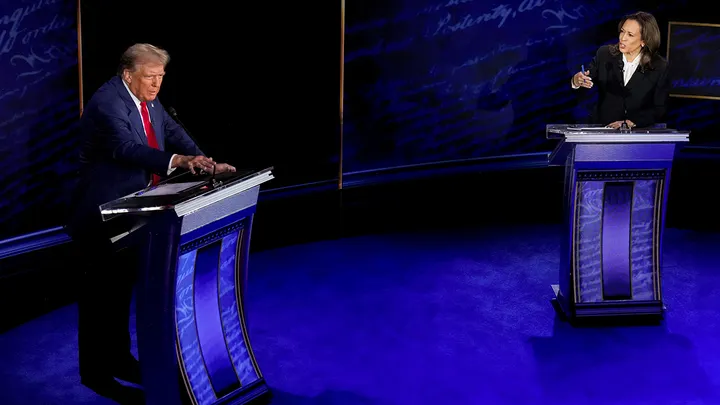 La vicepresidenta Kamala Harris y el expresidente Trump debaten en Filadelfia el martes 10 de septiembre de 2024. (Doug Mills/The New York Times/Bloomberg vía Getty Images)