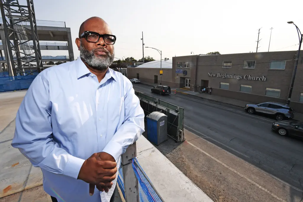 El reverendo Corey Brooks, de 55 años, tiene su cuartel general en la manzana O desde hace más de 20 años. Republicano conservador, Brooks piensa votar a Trump porque cree que los demócratas han vendido a los negros pobres. Dice que ha visto de primera mano la violencia entre las nuevas bandas de inmigrantes venezolanos.