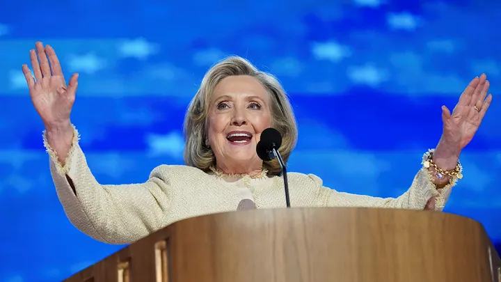 La ex secretaria de Estado estadounidense Hillary Clinton habla en la Convención Nacional Demócrata (DNC) en Chicago, Illinois, el 19 de agosto de 2024. (REUTERS/Kevin Lamarque)