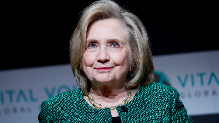 La ex secretaria de Estado Hillary Clinton habla durante un panel en el Vital Voices Global Festival el 05 de mayo de 2023, en Washington, D.C. (Getty Images)