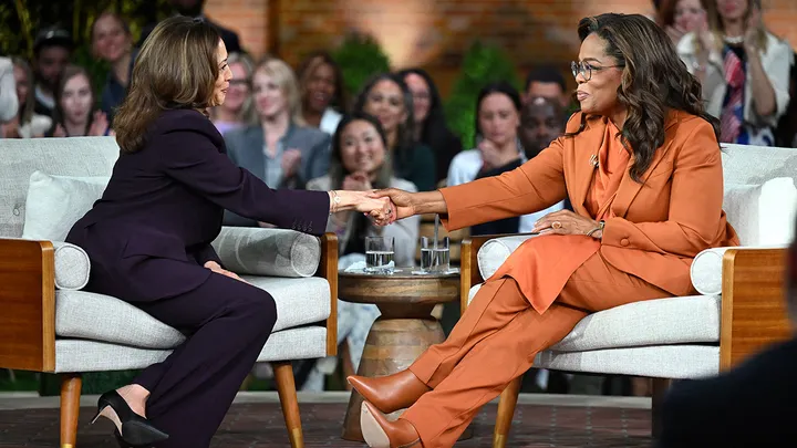 La vicepresidenta Kamala Harris se une a Oprah Winfrey en un mitin «Unidos por América» retransmitido en directo en Farmington Hills, Michigan, el 19 de septiembre de 2024. (Saul Loeb/AFP vía Getty Images)