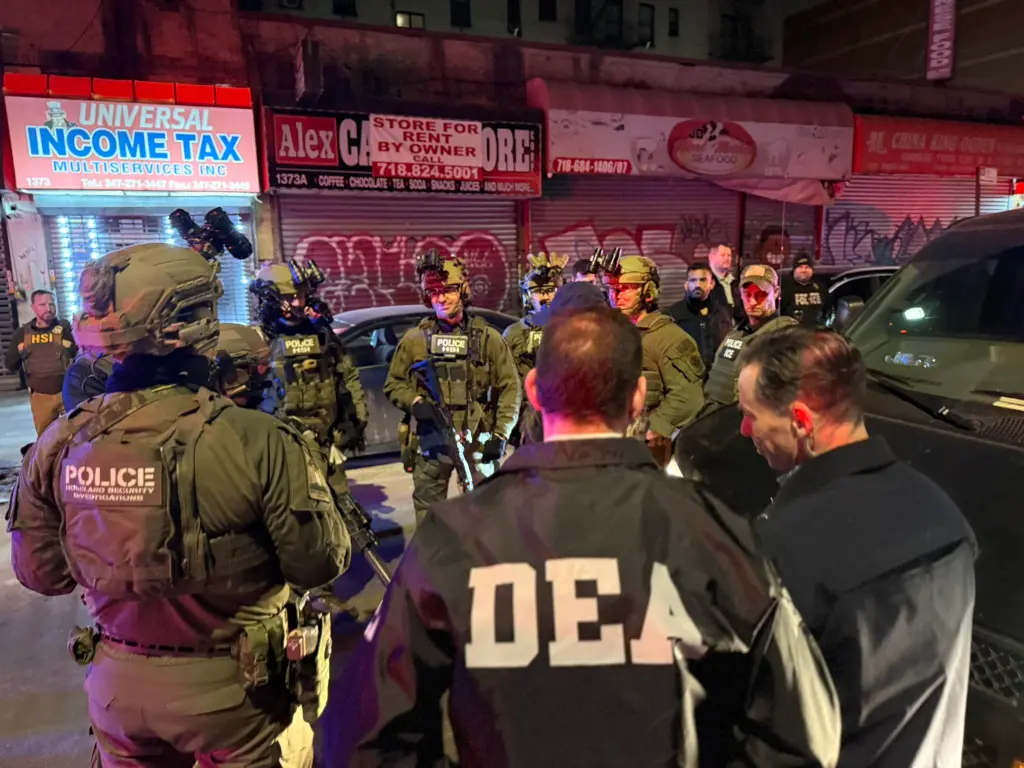 Agentes de la DEA y la ATF ayudan al DHS en la aplicación de la ley de inmigración en Ogden Avenue, en el Bronx.