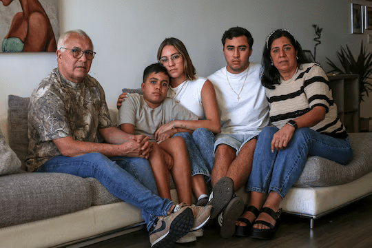 Rangel Walther, en el centro, sentada con los miembros de su familia, de izquierda a derecha, Franklin Rangel, Sebastian Rangel, Gabriel Rangel y Andreina Walther en Miami. (Reshma Kirpalani/The Washington Post)