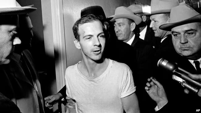 ARCHIVO — Lee Harvey Oswald habla con los medios mientras lo conducen por un pasillo de la estación de policía de Dallas, el 23 de noviembre de 1963, para otra ronda de interrogatorio en relación con el asesinato del presidente estadounidense John F. Kennedy.