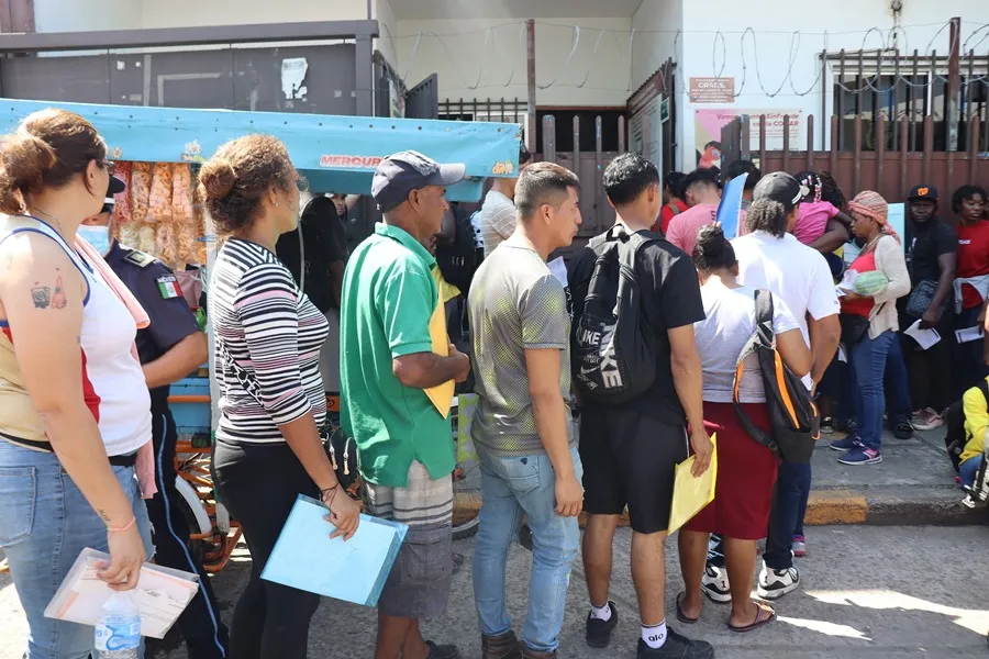 Imagen de archivo de migrantes frente a las instalaciones de la Comisión Mexicana de Ayuda a Refugiados (Comar), que recibe fondos de Usaid, en Tapachula (México). EFE/ Juan Manuel Blanco