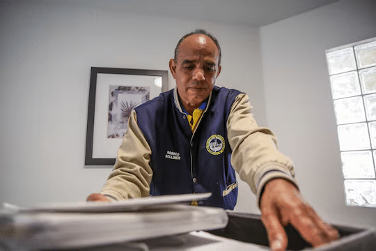 Ronald Bellorin revisa su caja de documentos de inmigración en su casa de Doral. (Reshma Kirpalani/The Washington Post)